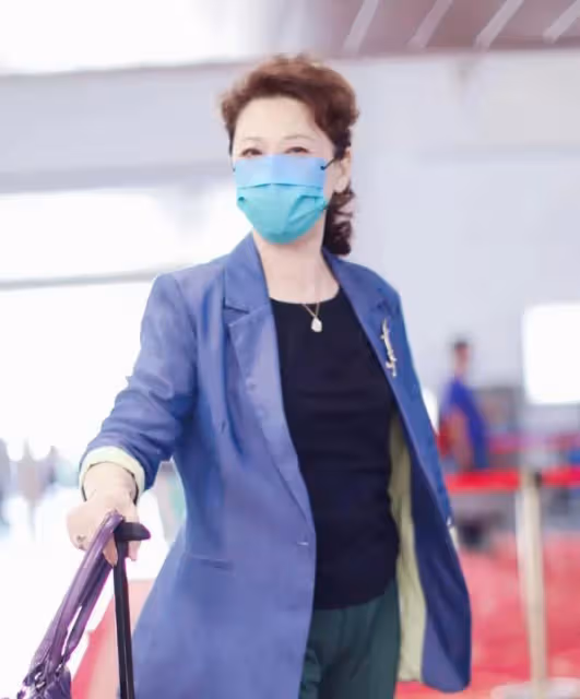 73歲王馥荔太會穿了,穿藍色西裝配運動褲,時尚感爆棚還遮肉
