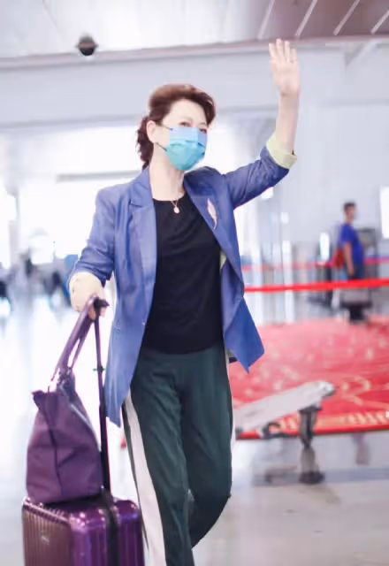 73歲王馥荔太會穿了,穿藍色西裝配運動褲,時尚感爆棚還遮肉