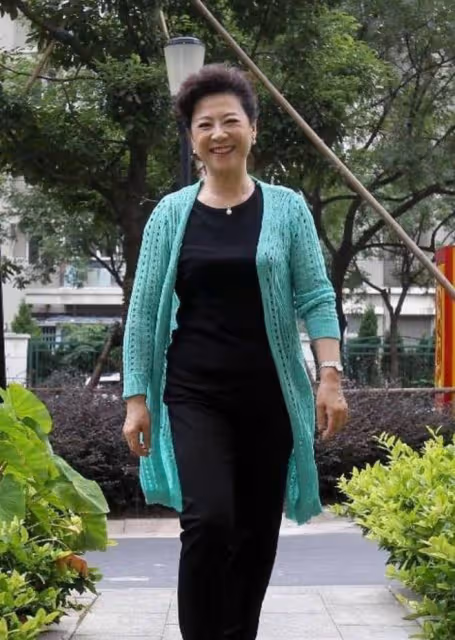 73歲王馥荔太會穿了,穿藍色西裝配運動褲,時尚感爆棚還遮肉