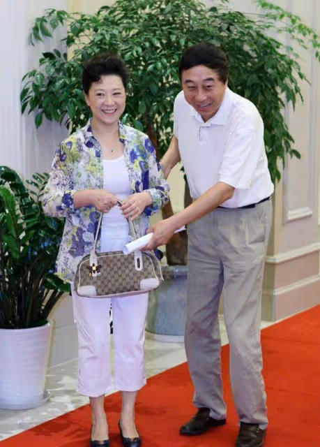 73歲王馥荔太會穿了,穿藍色西裝配運動褲,時尚感爆棚還遮肉