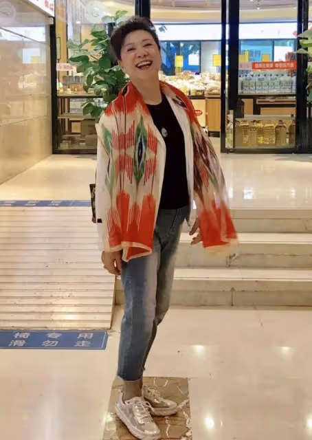 73歲王馥荔太會穿了,穿藍色西裝配運動褲,時尚感爆棚還遮肉