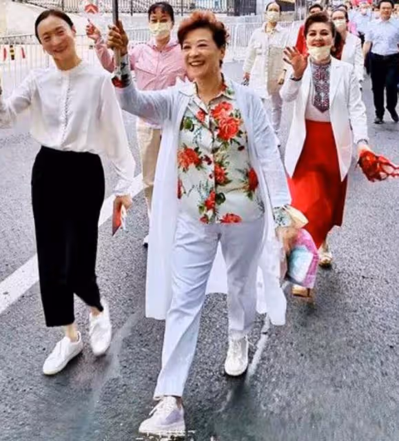 73歲王馥荔太會穿了,穿藍色西裝配運動褲,時尚感爆棚還遮肉