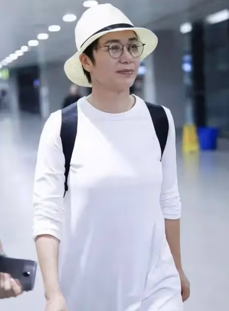 蔣雯麗姐妹走機場!兩人留短髮同穿長衫小腳褲,一個樸素一個颯爽