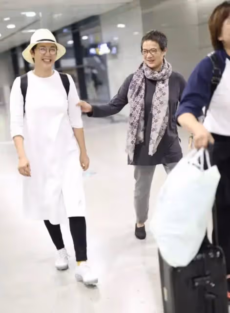 蔣雯麗姐妹走機場！兩人留短髮同穿長衫小腳褲，一個樸素一個颯爽