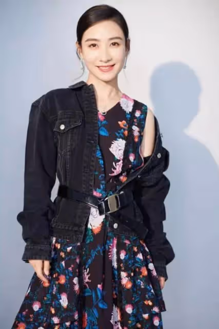 「安陵容」一家三口拍寫真,她和女兒穿蕾絲裙,老公穿西裝顏值高