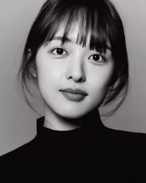 28歲女演員，與大6歲導演結婚，兩人拍攝電影時，結下了不解之緣