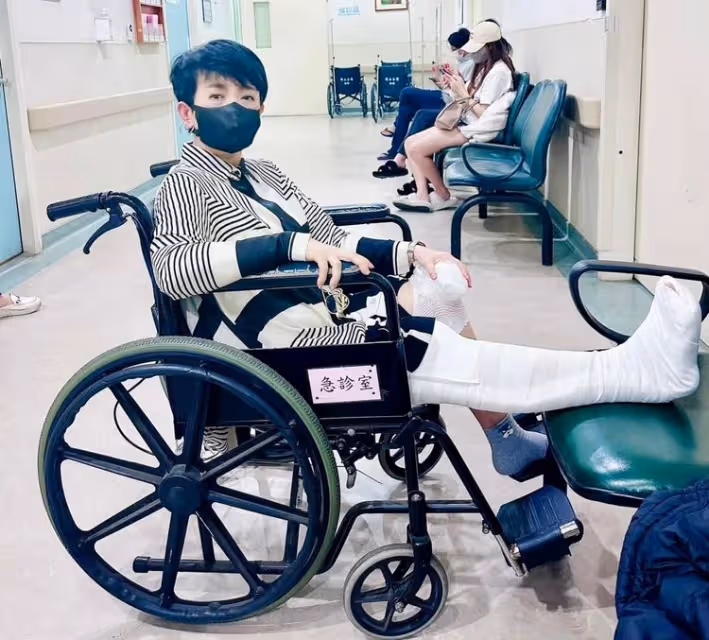 玉女歌手周思潔才向音樂人求償千萬　又摔傷膝蓋骨裂無奈停工３個月