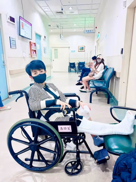 玉女歌手周思潔才向音樂人求償千萬　又摔傷膝蓋骨裂無奈停工３個月
