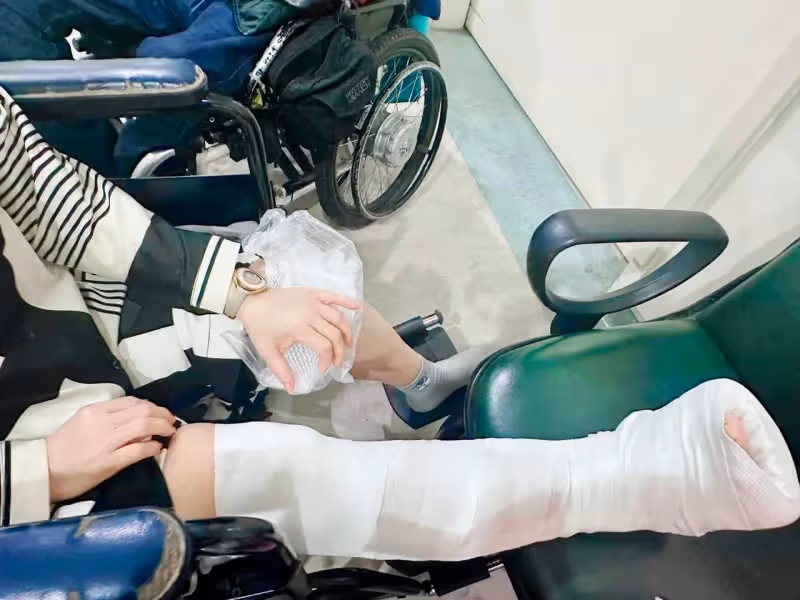 玉女歌手周思潔才向音樂人求償千萬　又摔傷膝蓋骨裂無奈停工３個月