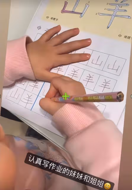 郭富城兩個女兒寫字,小女兒寫得很認真,大女兒的字像小蝌蚪