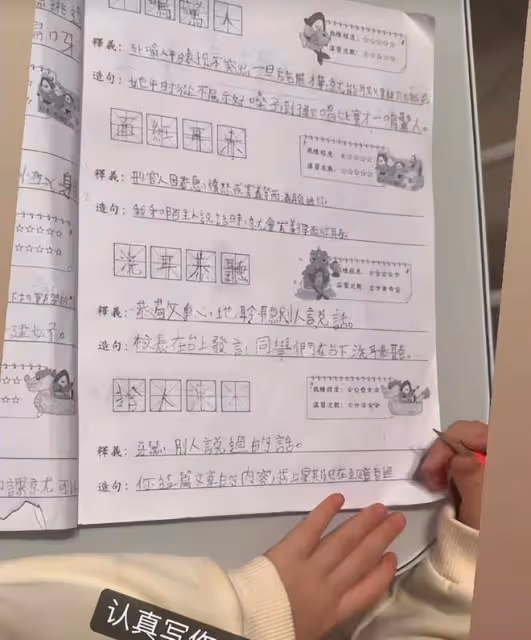 郭富城兩個女兒寫字,小女兒寫得很認真,大女兒的字像小蝌蚪