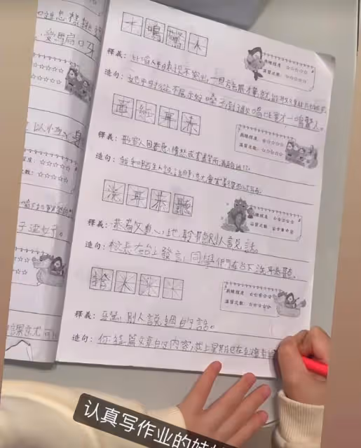 郭富城兩個女兒寫字,小女兒寫得很認真,大女兒的字像小蝌蚪