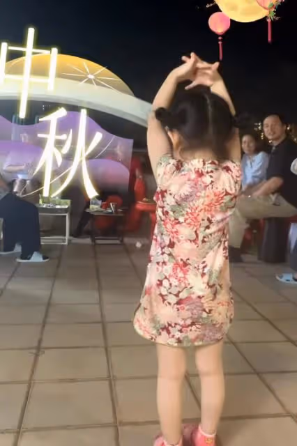 郭富城兩個女兒寫字,小女兒寫得很認真,大女兒的字像小蝌蚪