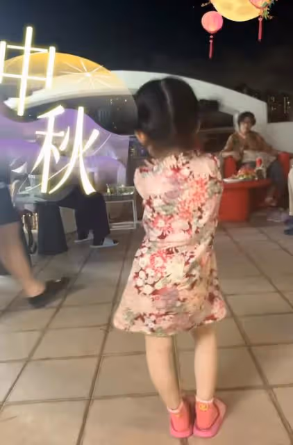 郭富城兩個女兒寫字，小女兒寫得很認真，大女兒的字像小蝌蚪
