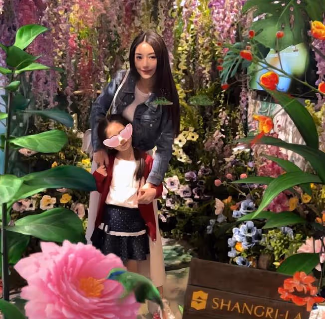 郭富城兩個女兒寫字，小女兒寫得很認真，大女兒的字像小蝌蚪
