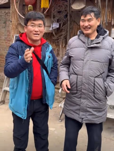 大衣哥請姜濤吃大龍蝦,滿嘴流油被辣嗆,山東人真的很熱情