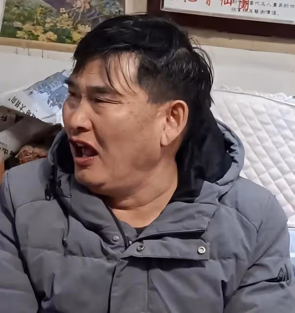 大衣哥請姜濤吃大龍蝦,滿嘴流油被辣嗆,山東人真的很熱情