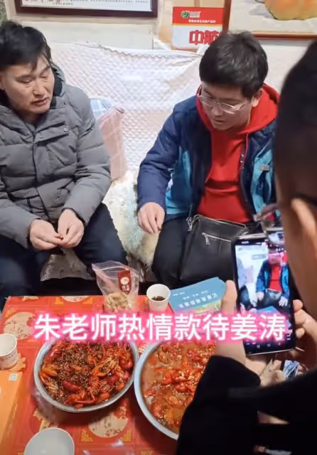 大衣哥請姜濤吃大龍蝦,滿嘴流油被辣嗆,山東人真的很熱情