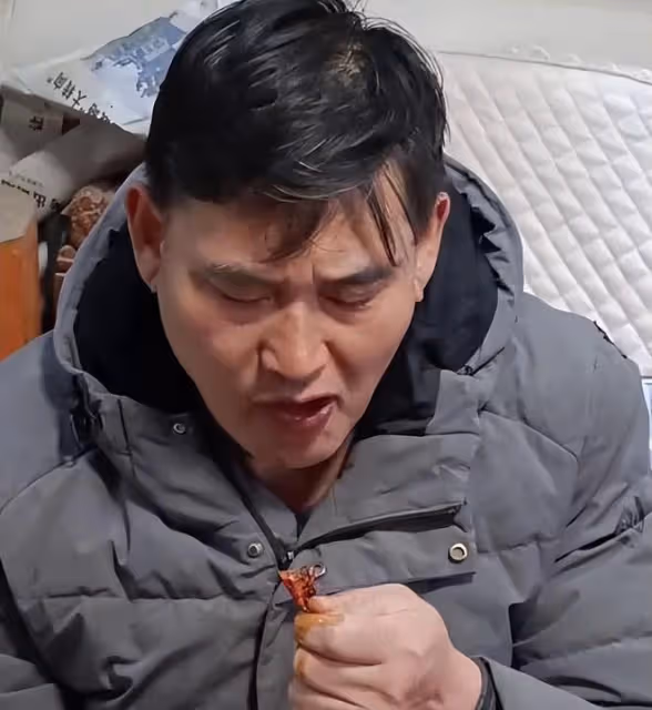 大衣哥請姜濤吃大龍蝦,滿嘴流油被辣嗆,山東人真的很熱情