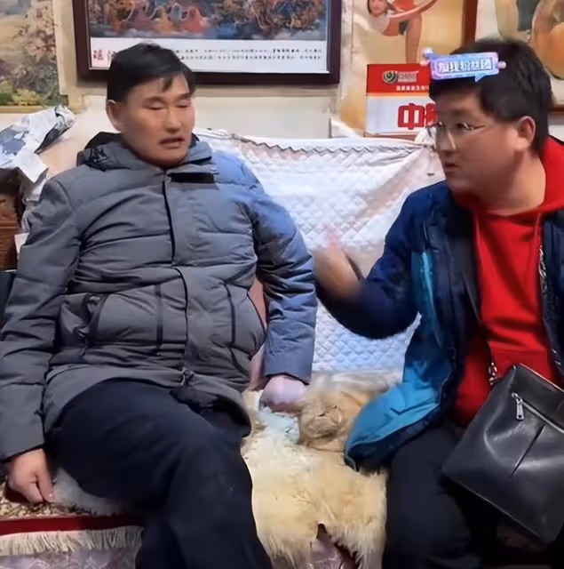 大衣哥請姜濤吃大龍蝦,滿嘴流油被辣嗆,山東人真的很熱情