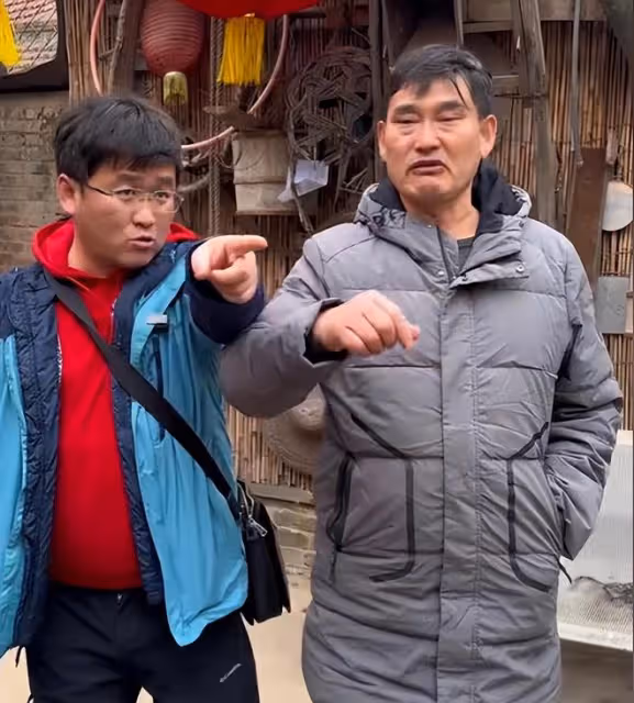 大衣哥請姜濤吃大龍蝦,滿嘴流油被辣嗆,山東人真的很熱情