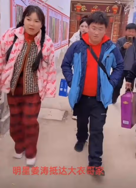 大衣哥請姜濤吃大龍蝦,滿嘴流油被辣嗆,山東人真的很熱情