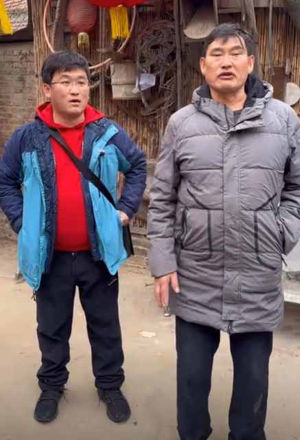 大衣哥請姜濤吃大龍蝦,滿嘴流油被辣嗆,山東人真的很熱情