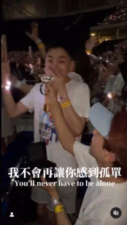 泰勒絲演唱會看一半「林進突下跪掏出戒指」!3年男友真實反應全被拍