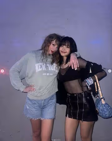 神仙組合! Lisa現身新加坡演唱會「同框泰勒絲」嗨喊:Amazing