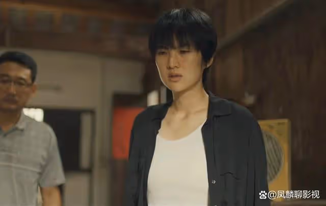 《獵冰》跨國集團的二公子阿東,兩處細節,暗示他就是東東