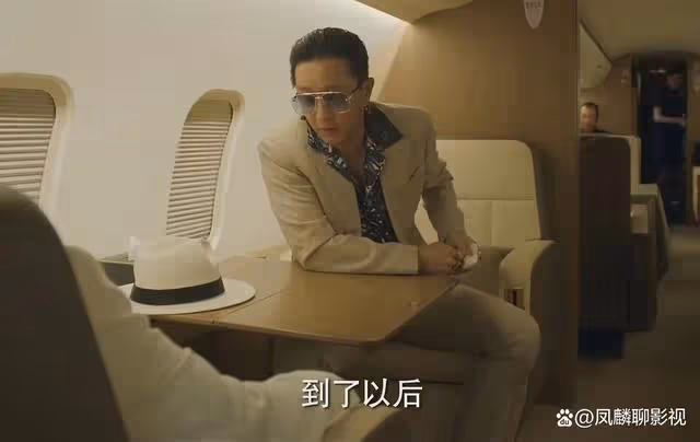 《獵冰》跨國集團的二公子阿東，兩處細節，暗示他就是東東