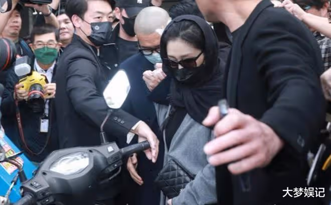 大S隔5年現身「頭頂長白髮」登熱搜!外露畫面被拍,網友:好真實