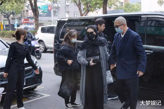 大S隔5年現身「頭頂長白髮」登熱搜!外露畫面被拍,網友:好真實
