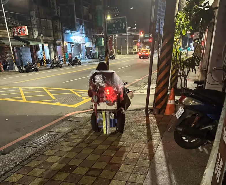 燒烤店抱怨外送遲到　「輪椅男」半夜3點現身！一張照催淚萬人