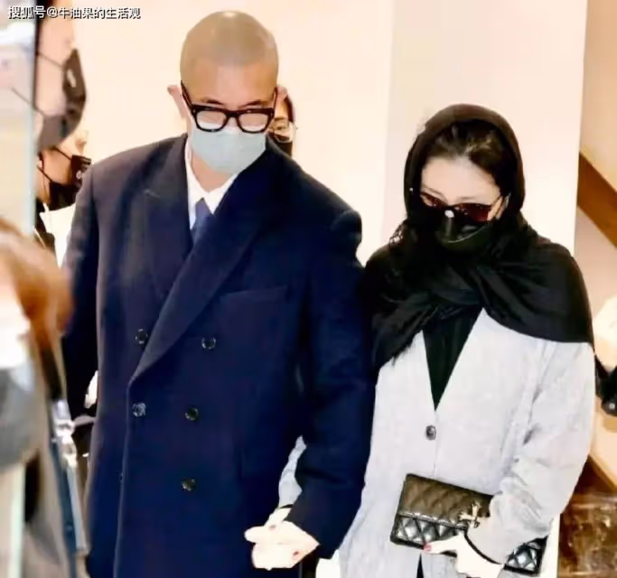 48歲大S頭頂滿頭白髮,黑色頭巾遮不住,還穿2年前舊衣服引熱議