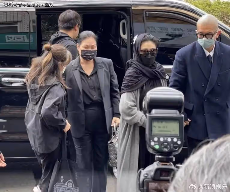 48歲大S頭頂滿頭白髮,黑色頭巾遮不住,還穿2年前舊衣服引熱議