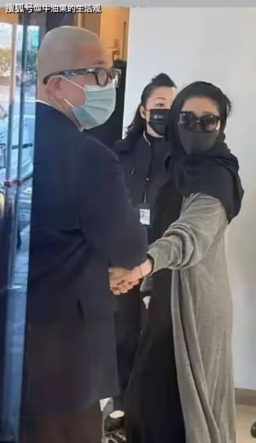 48歲大S頭頂滿頭白髮,黑色頭巾遮不住,還穿2年前舊衣服引熱議