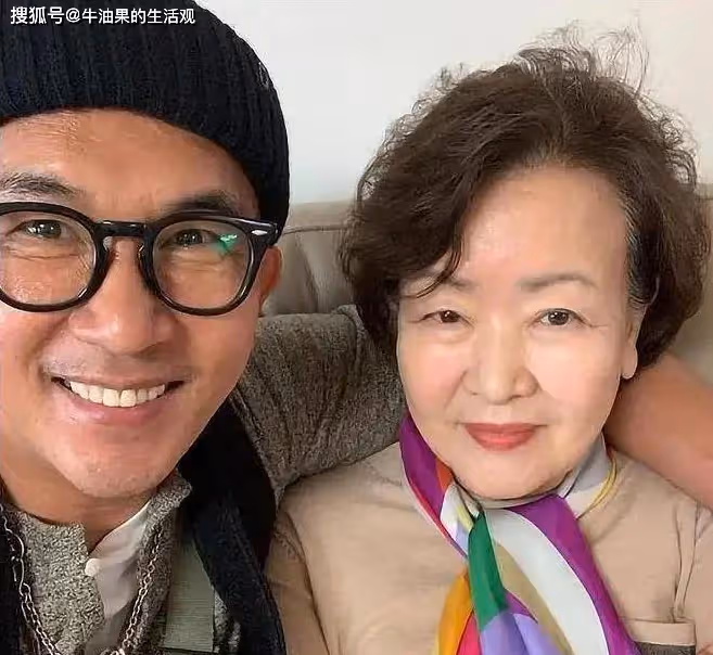 48歲大S頭頂滿頭白髮,黑色頭巾遮不住,還穿2年前舊衣服引熱議