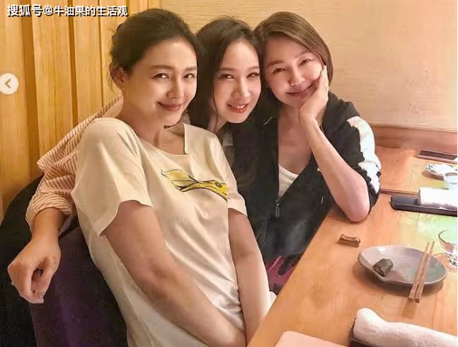 48歲大S頭頂滿頭白髮,黑色頭巾遮不住,還穿2年前舊衣服引熱議