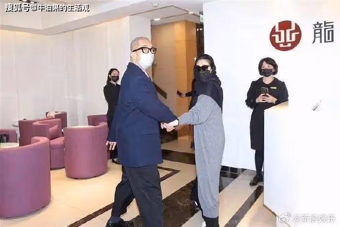 48歲大S頭頂滿頭白髮,黑色頭巾遮不住,還穿2年前舊衣服引熱議