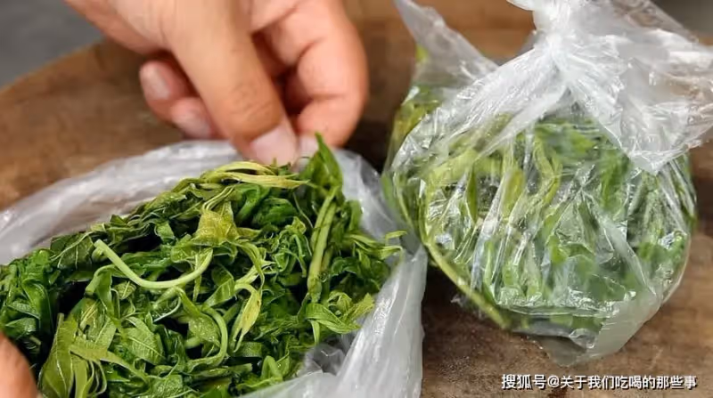 香椿這樣保存,放一年都是綠油油的,鮮香脆嫩不變味,隨吃隨取