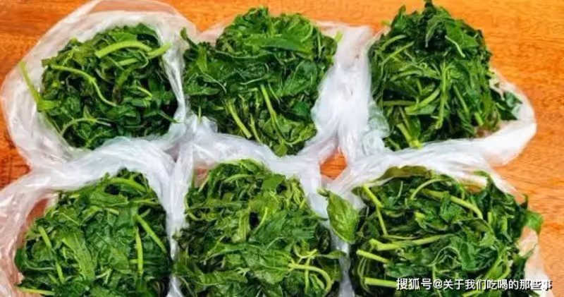 香椿這樣保存,放一年都是綠油油的,鮮香脆嫩不變味,隨吃隨取