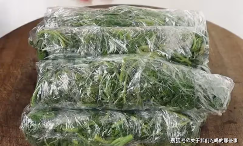 香椿這樣保存,放一年都是綠油油的,鮮香脆嫩不變味,隨吃隨取