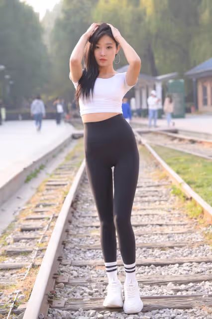 時尚穿搭分享：白色短款上衣+黑色緊身瑜伽褲