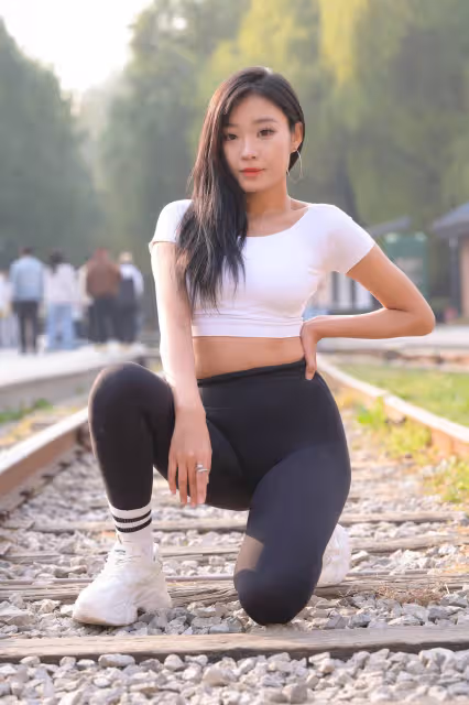 時尚穿搭分享：白色短款上衣+黑色緊身瑜伽褲
