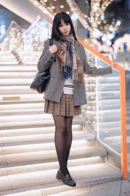 「JK裙與黑絲的絕美組合,你絕對不想錯過!」