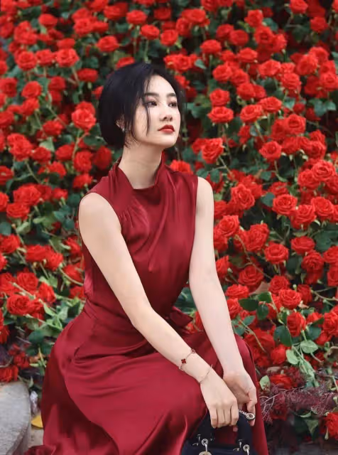 紅裙輕舞,黑絲神秘,知性與性感的完美融合,褶皺抹胸包臀裙時尚穿搭