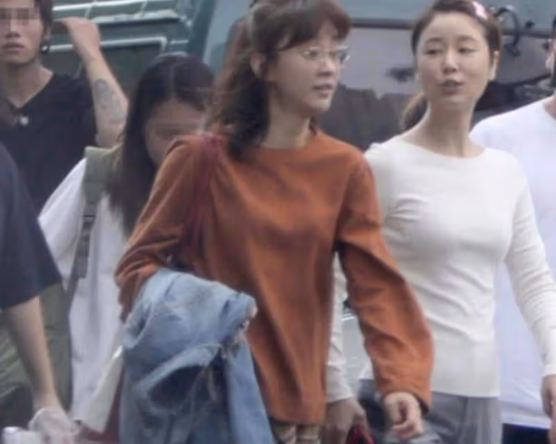 其實林心如本人很漂亮，片場裡的素顏照，沒蒼老還挺白的！