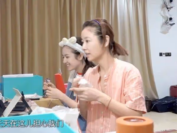 其實林心如本人很漂亮，片場裡的素顏照，沒蒼老還挺白的！