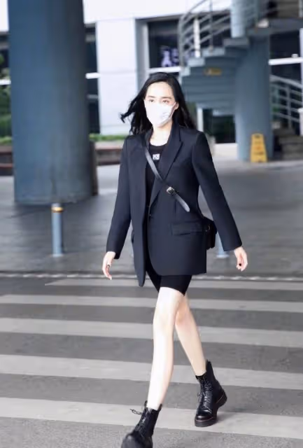「秋雅」王智錄《乘風破浪》,黑西裝配騎行褲,「女團腿」驚艷
